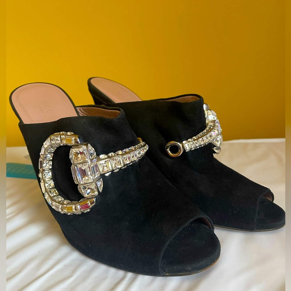 Gucci suede black pump with Swarovski horse bit logo 41